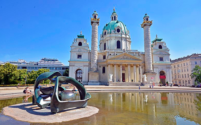 Kirche mit Teich davor