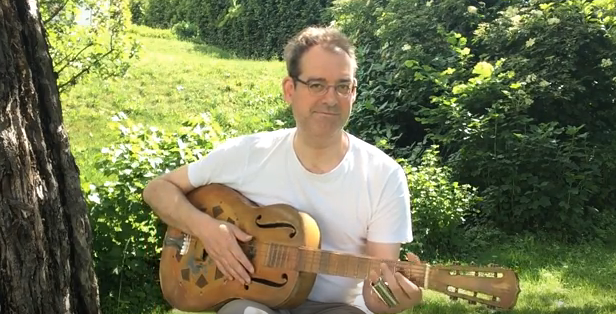 Gottfried spielt im Garten Gitarre