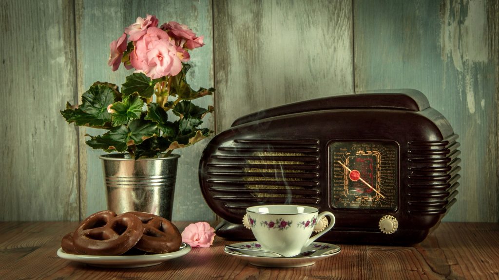 Ein Radio aus den 1920 symbolisiert die Musik und alten Gitarren von Gottfried David Gfrerer